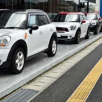 自動車展示場でAIカメラを活用