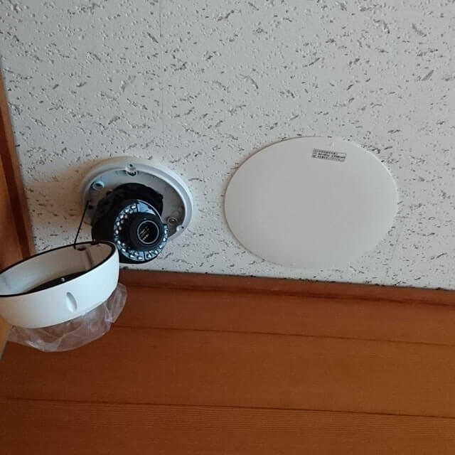 古い防犯カメラの穴をふさぐ