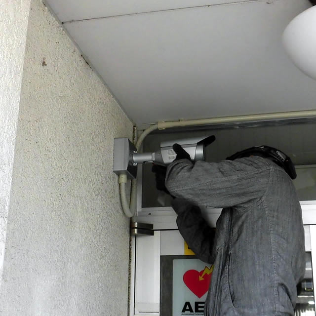 玄関の防犯カメラ設置工事中