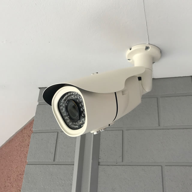 階段下防犯カメラ