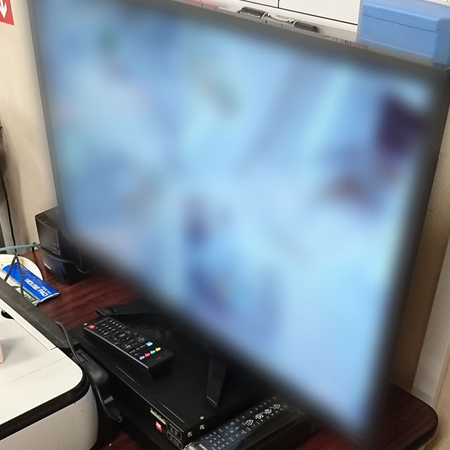 職員室のモニターとレコーダー