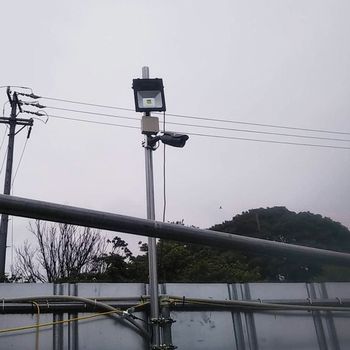 北杜市の工場屋外で防犯カメラ