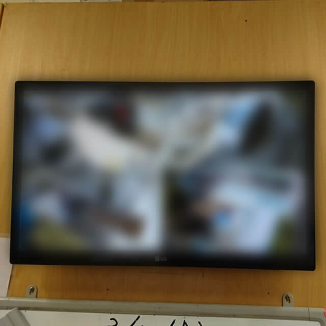 職員室の壁に設置した防犯カメラ用のモニター