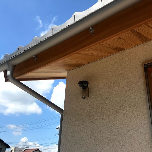 庭に向けた防犯カメラ