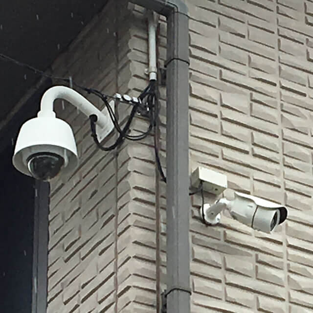 外壁にPTZカメラと赤外線カメラ
