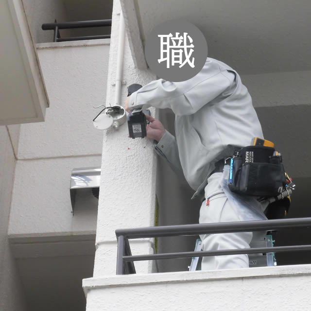 建物側にも防犯カメラ