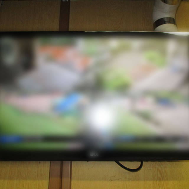 モニターは壁掛け