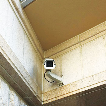 マンションの出入り口で防犯カメラ