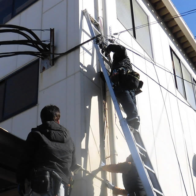 屋外でのスライダーを使った防犯カメラ取付工事