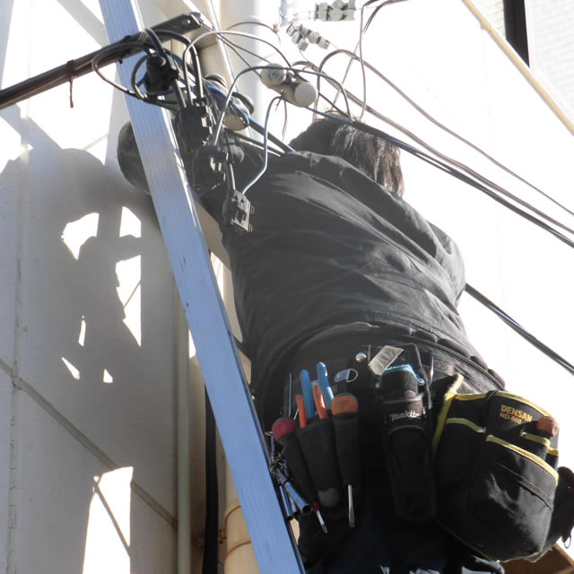 屋外でのスライダーを使った防犯カメラ取付工事2