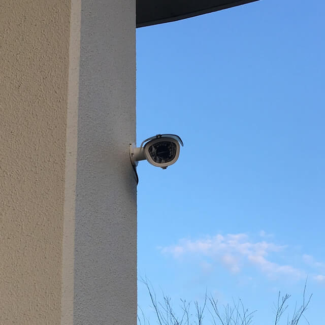 校庭の防犯カメラ