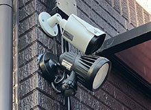 戸建てに防犯カメラとセンサーライトを設置
