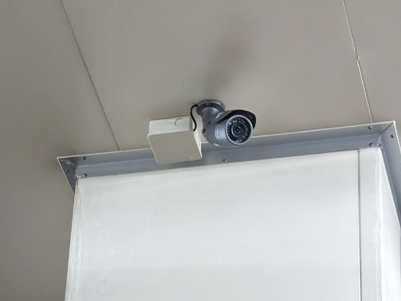 倉庫内に設置した防犯カメラ