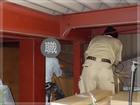 屋根裏のカメラ設置作業