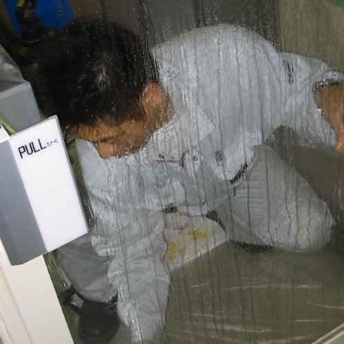防犯フィルム施工中