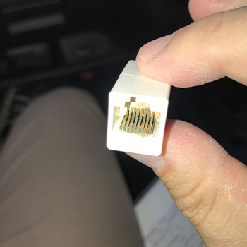 LANケーブルが腐食している様子。海辺での防犯カメラ工事には注意が必要です。