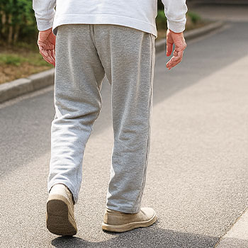 老人ホームの徘徊対策を徹底解説!防犯カメラやセンサーで認知症高齢者を守る