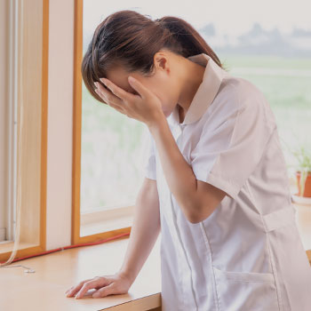 介護施設の人手不足をどう解消する?原因・対策・AIカメラの活用法まで徹底解説