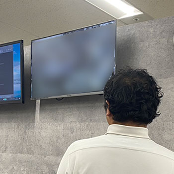 コインロッカーに設置した防犯カメラの状況を本社で確認