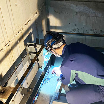 エレベーターでの防犯カメラ取付作業