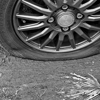 車・自転車のタイヤパンクはイタズラかも?見分け方と防止策をわかりやすく解説