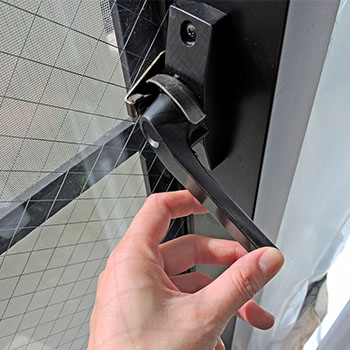 クレセント錠だけの窓は「施錠していても危険」