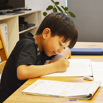 小学生の留守番を安全に!共働き家庭のための防犯ポイント