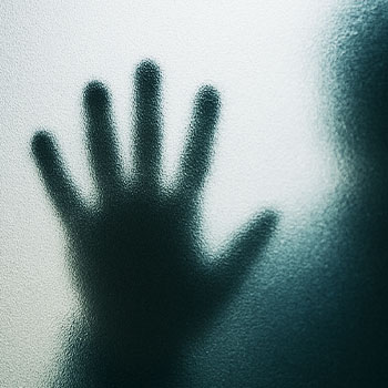 窓を叩く音がしたら通報するべき?不審者の目的と今すぐ始めたい防犯対策まとめ