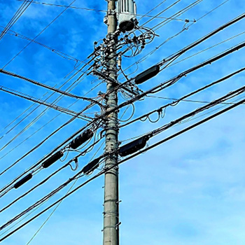 電柱に設置された防犯カメラの電気はどこから供給するか