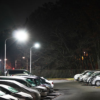 ソーラーカメラを駐車場に