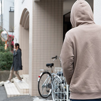 ストーカーの行動パターン一覧 つきまとい心理と被害にあう前にできる防犯対策