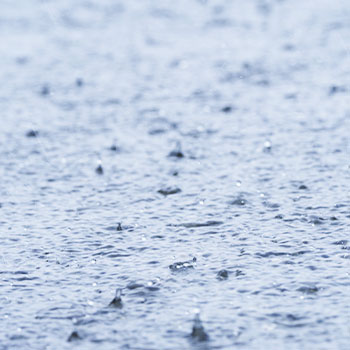 夏休みの防犯対策!夏の窓の開けっ放し・雨の日を空き巣は狙っている
