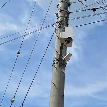 電柱や街路灯への設置もお任せ
