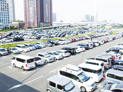 商業施設の駐車場で混雑具合をライブ配信