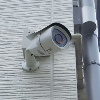 病院の内外に防犯カメラ