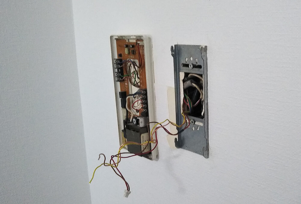 古いインターホンを外したところ
